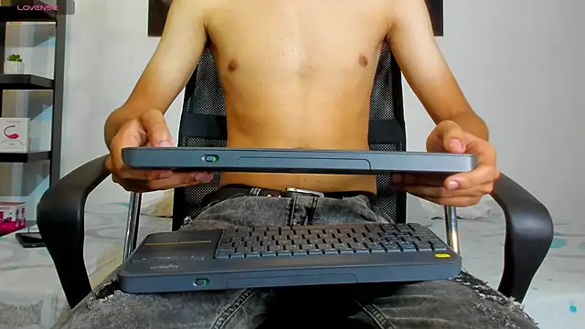 Snapshot of milo_cruz_ chatting on April 12, 12:32 pm milo cruz online show from April 12, 12:32 pm