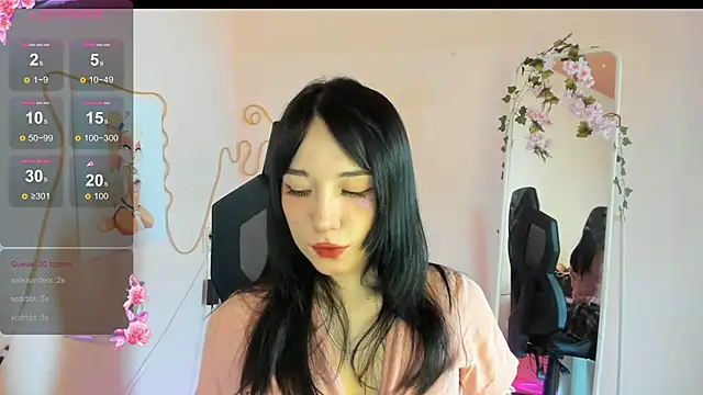 AliceeinWonderlanddd online show from April 11, 7:45 am