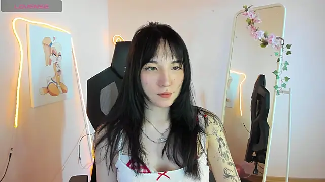 Snapshot of AliceeinWonderlanddd chatting on May 18, 5:24 am AliceeinWonderlanddd online show from May 18, 5:24 am