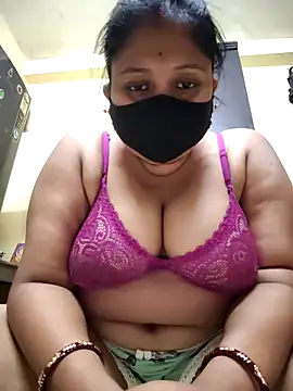 Snapshot of Curvy_Trisha chatting on March 17, 7:17 pm Curvy Trisha online show from March 17, 7:17 pm