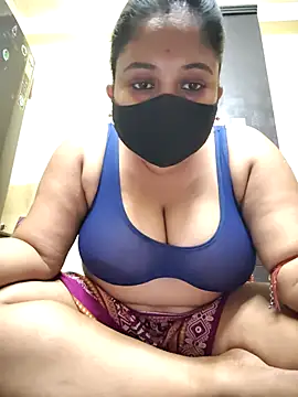Snapshot of Curvy_Trisha chatting on March 21, 7:28 pm Curvy Trisha online show from March 21, 7:28 pm