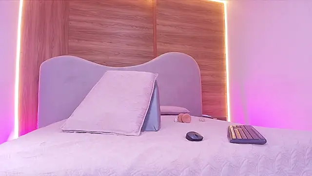 shaina adams online show from March 4, 12:00 pm