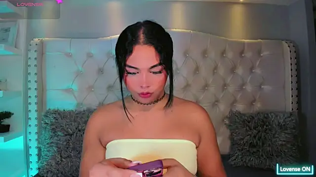 Maia Hotts online show from July 5, 8:05 pm