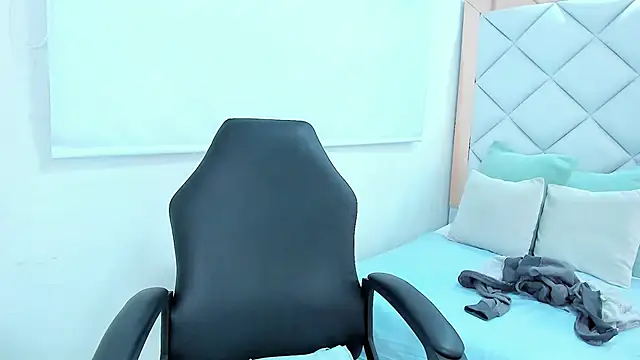 crystalstonee online show from March 12, 7:42 pm