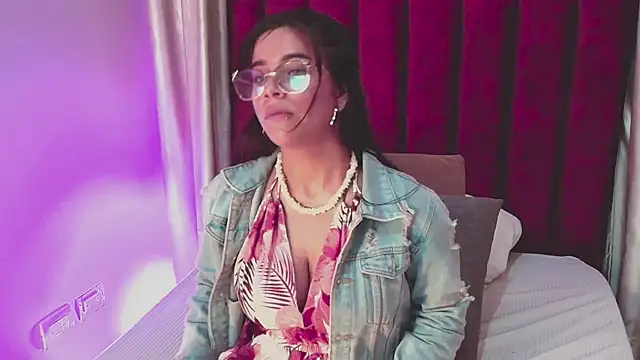 Snapshot of VaiaLowell chatting on February 20, 7:03 pm VaiaLowell online show from February 20, 7:03 pm