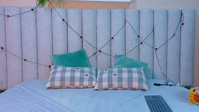 Snapshot of AnnieRouse__ chatting on February 8, 11:46 am AnnieRouse online show from February 8, 11:46 am