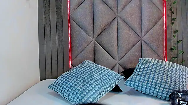 AnnieRouse   online show from April 7, 11:43 am