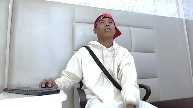 Snapshot of TonnyMarck chatting on February 27, 2:33 am TonnyMarck online show from February 27, 2:33 am