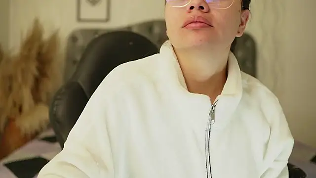 Snapshot of katt_eyes_ chatting on February 3, 1:05 pm katt eyes online show from February 3, 1:05 pm