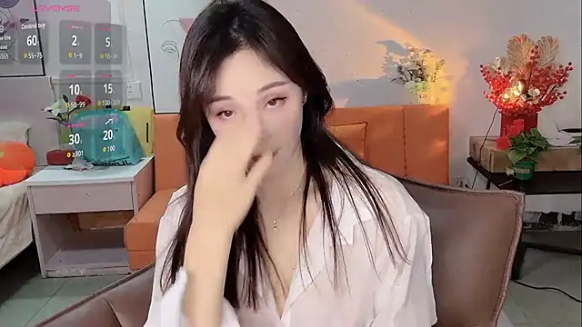 Snapshot of Lisa-295188 chatting on February 5, 10:31 am Lisa-295188 online show from February 5, 10:31 am