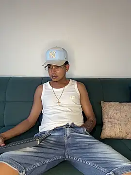 Snapshot of paulhot11 chatting on April 12, 10:26 pm paulhot11 online show from April 12, 10:26 pm