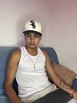 Snapshot of paulhot11 chatting on April 16, 2:56 am paulhot11 online show from April 16, 2:56 am