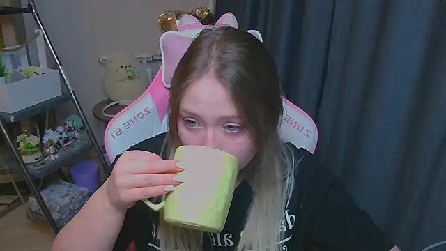 Snapshot of Emiliaaah chatting on February 4, 5:08 pm Emiliaaah online show from February 4, 5:08 pm