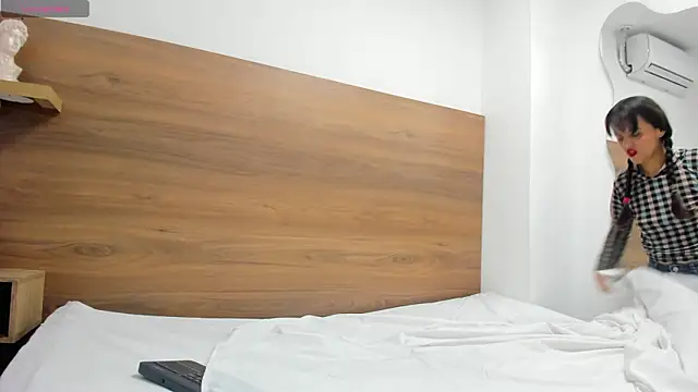 luz-miiaa online show from February 28, 11:33 am