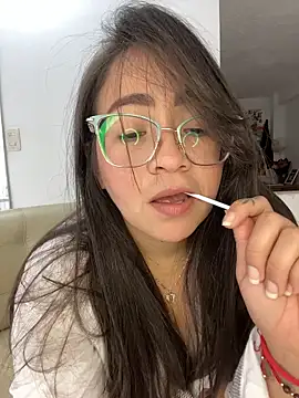 Snapshot of alisbloom chatting on February 17, 6:14 pm alisbloom online show from February 17, 6:14 pm