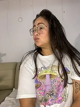 Snapshot of alisbloom chatting on February 22, 5:08 am alisbloom online show from February 22, 5:08 am