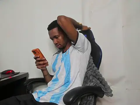 Snapshot of Kofi_exotic_2 chatting on June 7, 10:24 pm Kofi exotic 2 online show from June 7, 10:24 pm