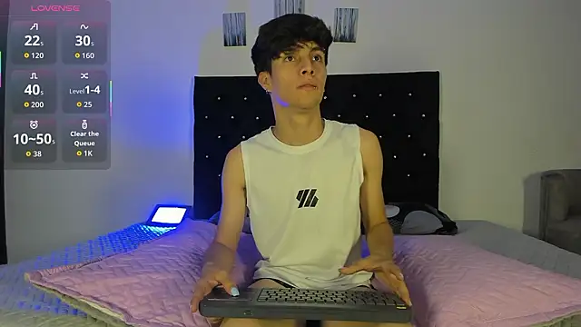 Snapshot of axxxel_twink chatting on March 2, 3:20 am axxxel twink online show from March 2, 3:20 am