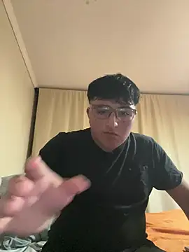 Snapshot of luchooo18 chatting on April 6, 3:26 am luchooo18 online show from April 6, 3:26 am