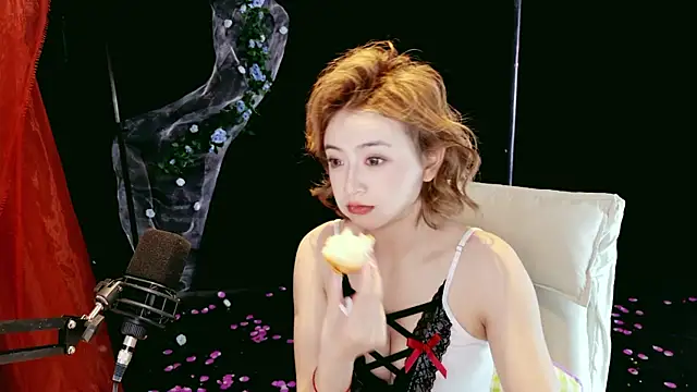 Lady-Mia777 online show from April 1, 2:56 am