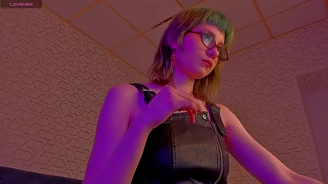 Scarle Whisper online show from April 13, 9:04 am