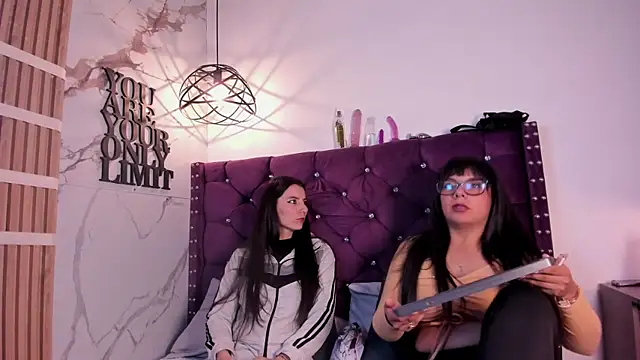 Snapshot of Valkiria-and-Dione chatting on February 5, 7:18 pm Valkiria-and-Dione online show from February 5, 7:18 pm