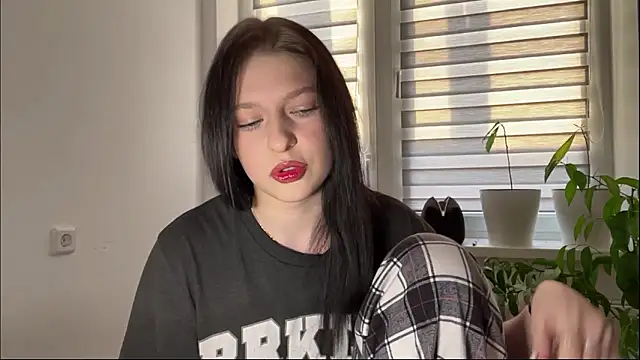 Snapshot of Sarahsolara chatting on February 19, 2:35 pm Sarahsolara online show from February 19, 2:35 pm