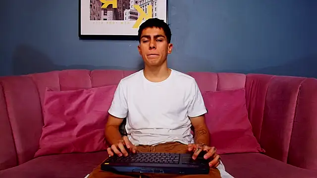 Snapshot of Aron_pulse chatting on February 17, 1:18 pm Aron pulse online show from February 17, 1:18 pm