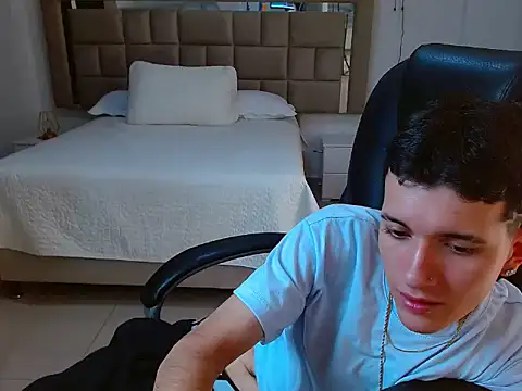 eroboyxox online show from February 17, 8:48 pm