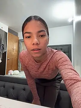 Snapshot of kaylaneee_ chatting on May 14, 1:34 am kaylaneee online show from May 14, 1:34 am
