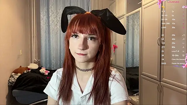 UrBabeLuna online show from April 3, 4:05 pm