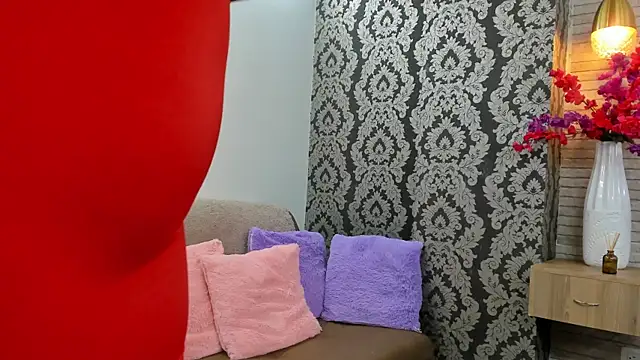 Charlotte-Wright online show from February 8, 11:35 am