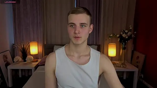 HereAlexColee online show from February 18, 2:13 pm