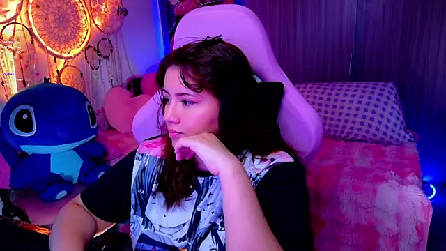 Snapshot of ALIS_E_G chatting on June 18, 6:23 pm ALIS E G online show from June 18, 6:23 pm