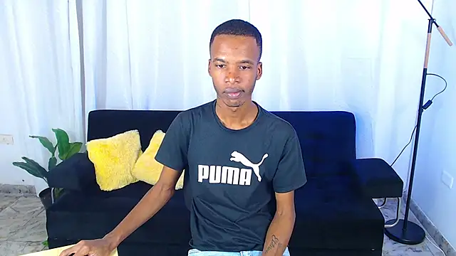 Snapshot of gusy_18 chatting on February 6, 8:12 pm gusy 18 online show from February 6, 8:12 pm