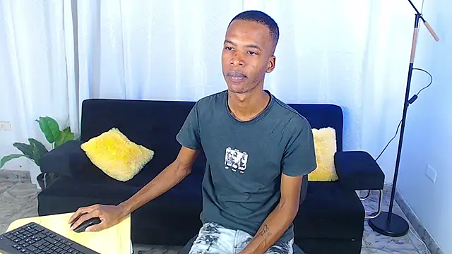 Snapshot of gusy_18 chatting on February 13, 8:05 pm gusy 18 online show from February 13, 8:05 pm