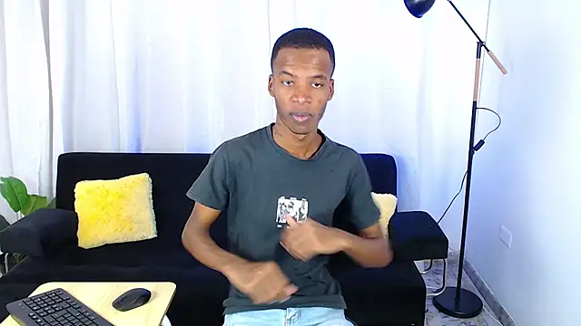 Snapshot of gusy_18 chatting on February 17, 8:37 pm gusy 18 online show from February 17, 8:37 pm