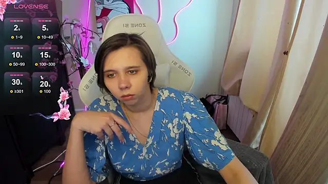 Snapshot of Scarlet_Sirenn chatting on February 17, 8:33 am Scarlet Sirenn online show from February 17, 8:33 am