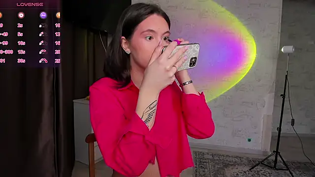 Snapshot of Hey_Mia chatting on February 24, 4:21 am Hey Mia online show from February 24, 4:21 am