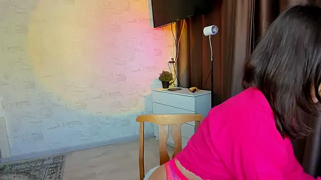 Snapshot of Hey_Mia chatting on February 28, 6:03 am Hey Mia online show from February 28, 6:03 am