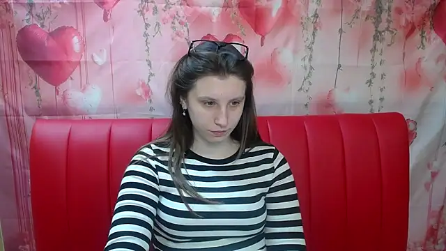 Snapshot of LilianaShine chatting on May 6, 5:03 am LilianaShine online show from May 6, 5:03 am