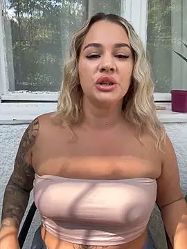 Snapshot of sexybatwomen33 chatting on June 19, 1:48 pm sexybatwomen33 online show from June 19, 1:48 pm