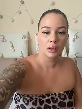 Snapshot of sexybatwomen33 chatting on June 27, 10:20 am sexybatwomen33 online show from June 27, 10:20 am