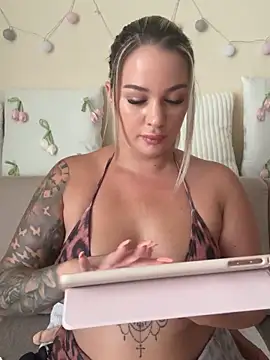 Snapshot of sexybatwomen33 chatting on June 27, 12:22 pm sexybatwomen33 online show from June 27, 12:22 pm
