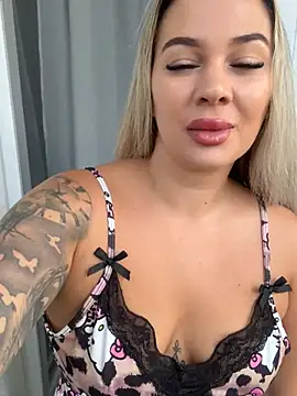 Snapshot of sexybatwomen33 chatting on July 23, 5:16 am sexybatwomen33 online show from July 23, 5:16 am