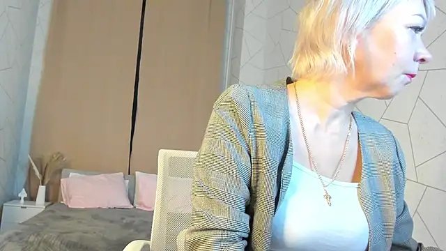 Ann Annise online show from February 11, 1:10 am