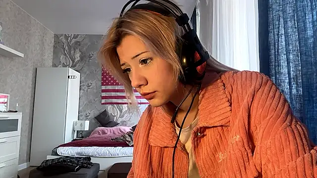 Snapshot of LadyFoxLove chatting on February 21, 10:05 am LadyFoxLove online show from February 21, 10:05 am