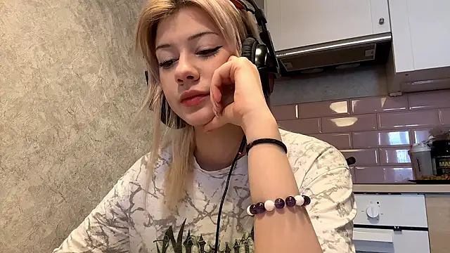 Snapshot of LadyFoxLove chatting on February 22, 10:47 am LadyFoxLove online show from February 22, 10:47 am