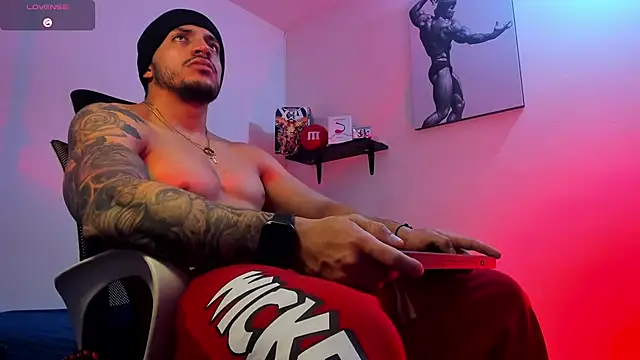 LiamReigns  online show from March 18, 8:34 pm