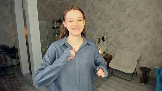 LianneBynon online show from February 13, 7:37 am